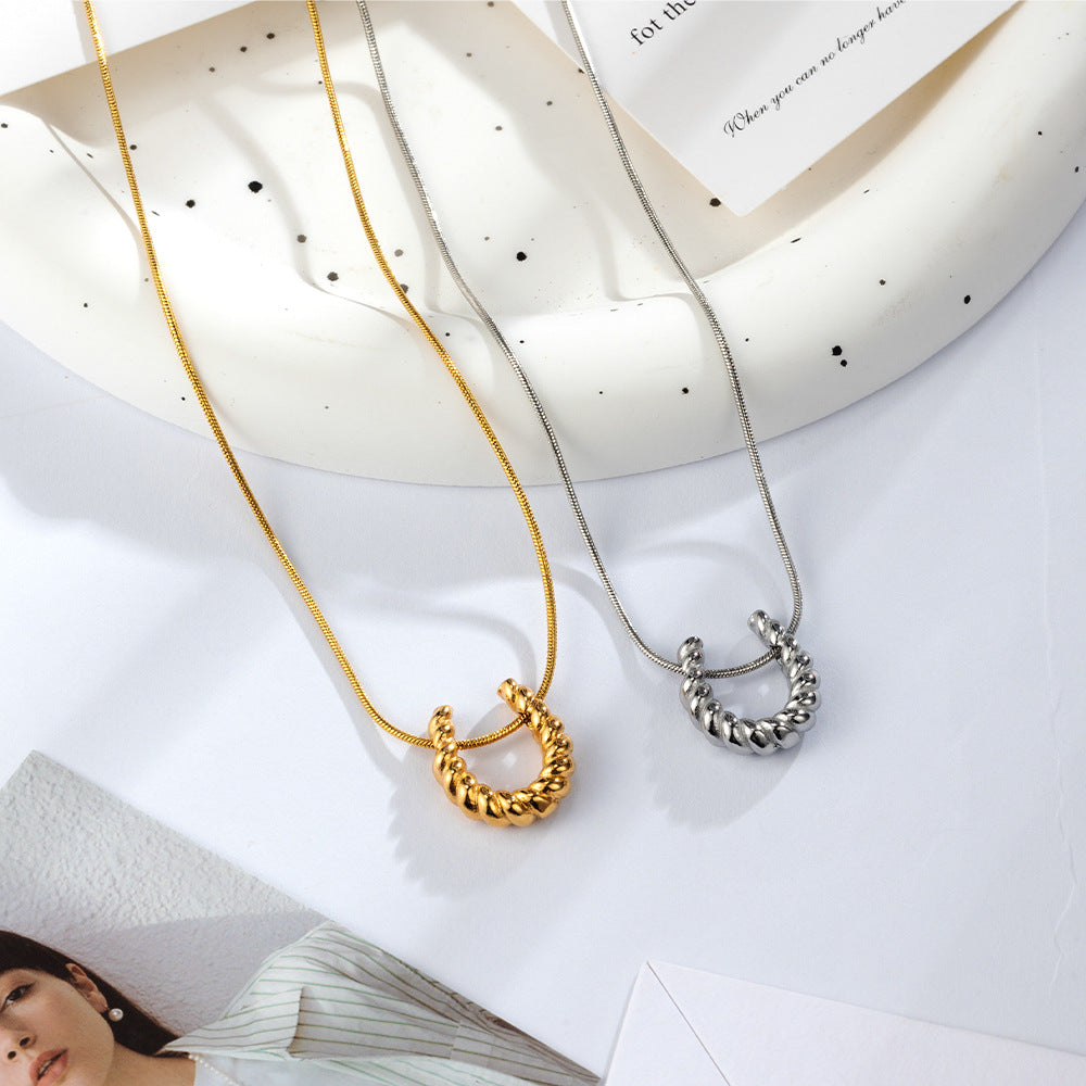 Women's Titanium Steel Necklace Vintage Luxe Minimalist Versatile and Elegant Collar-Length Necklace