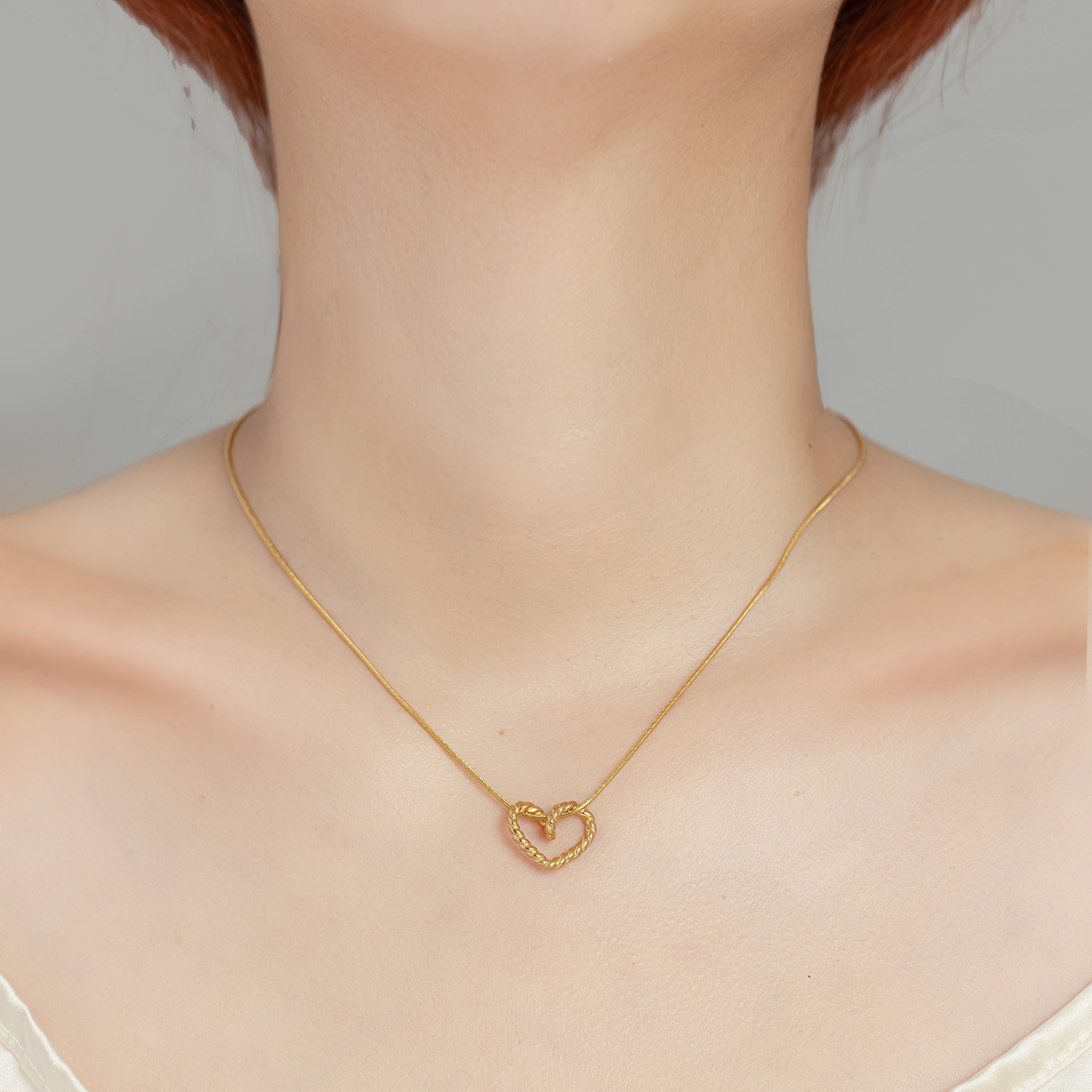 Women's Titanium Steel Necklace Vintage Luxe Minimalist Versatile and Elegant Collar-Length Necklace