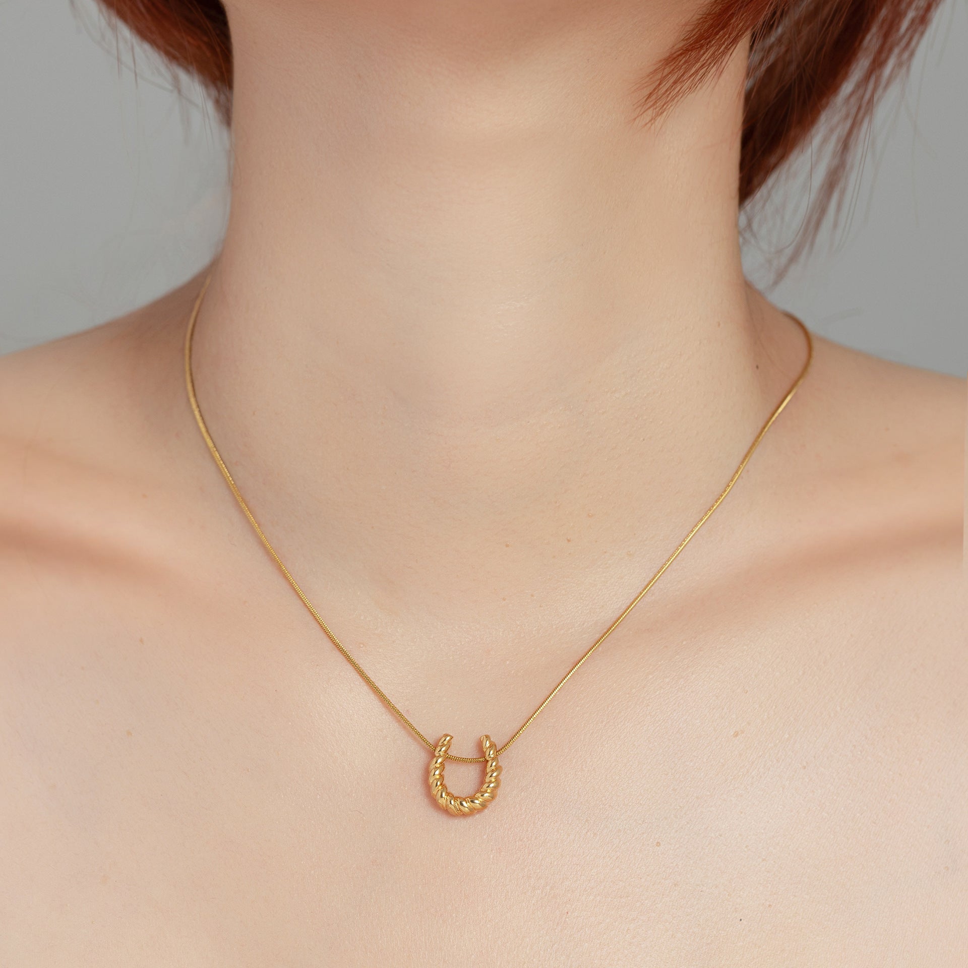 Women's Titanium Steel Necklace Vintage Luxe Minimalist Versatile and Elegant Collar-Length Necklace