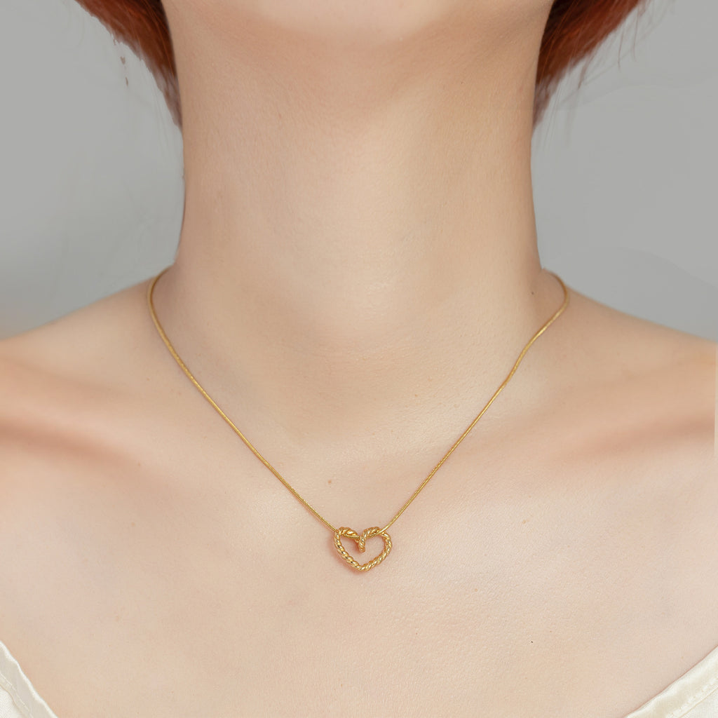 Women's Titanium Steel Necklace Vintage Luxe Minimalist Versatile and Elegant Collar-Length Necklace