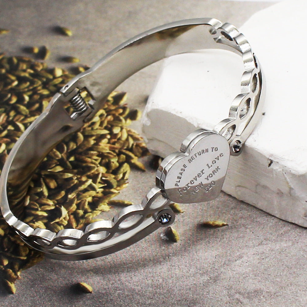 Heart-Shaped Letter Bracelet: A Stylish, Minimalist, and Versatile Accessory Made of Titanium Steel That Won't Fade