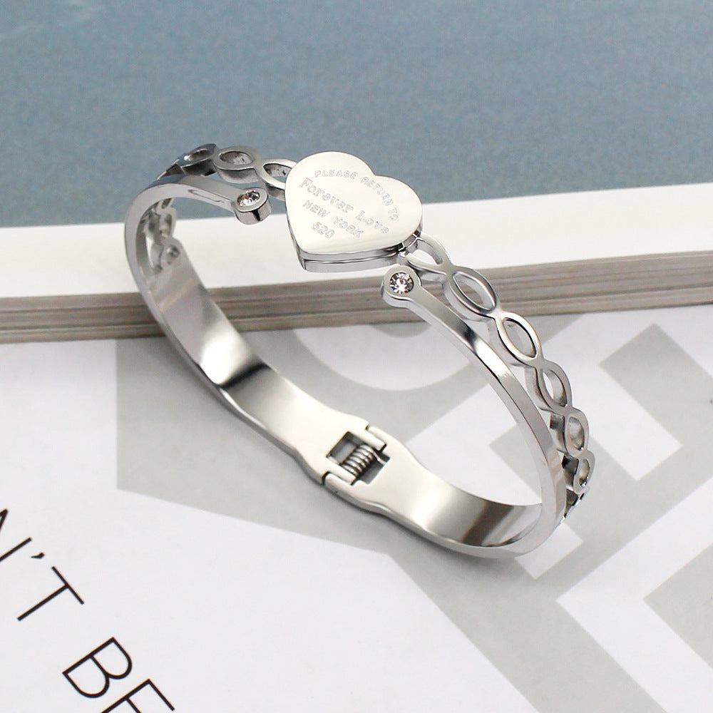 Heart-Shaped Letter Bracelet: A Stylish, Minimalist, and Versatile Accessory Made of Titanium Steel That Won't Fade