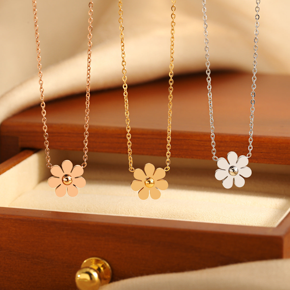 Hot Selling Trendy 18K Gold Plated Stainless Steel Link Chain Tassel Flower Pendant Necklace for Women Anniversary Gift Party