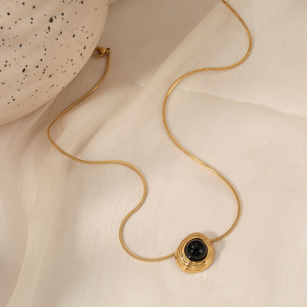 Customizable 18K PVD Gold Plated Round Rope Chain with Black Agate Pendant Tiara Crown Geometric Link Necklace for Parties