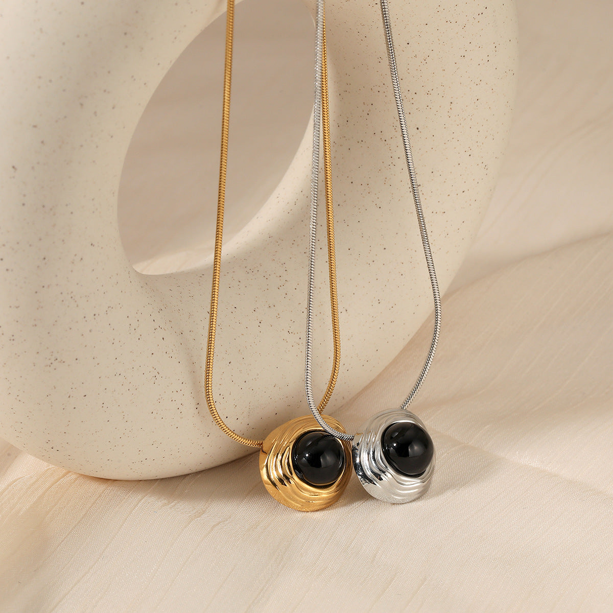 Customizable 18K PVD Gold Plated Round Rope Chain with Black Agate Pendant Tiara Crown Geometric Link Necklace for Parties