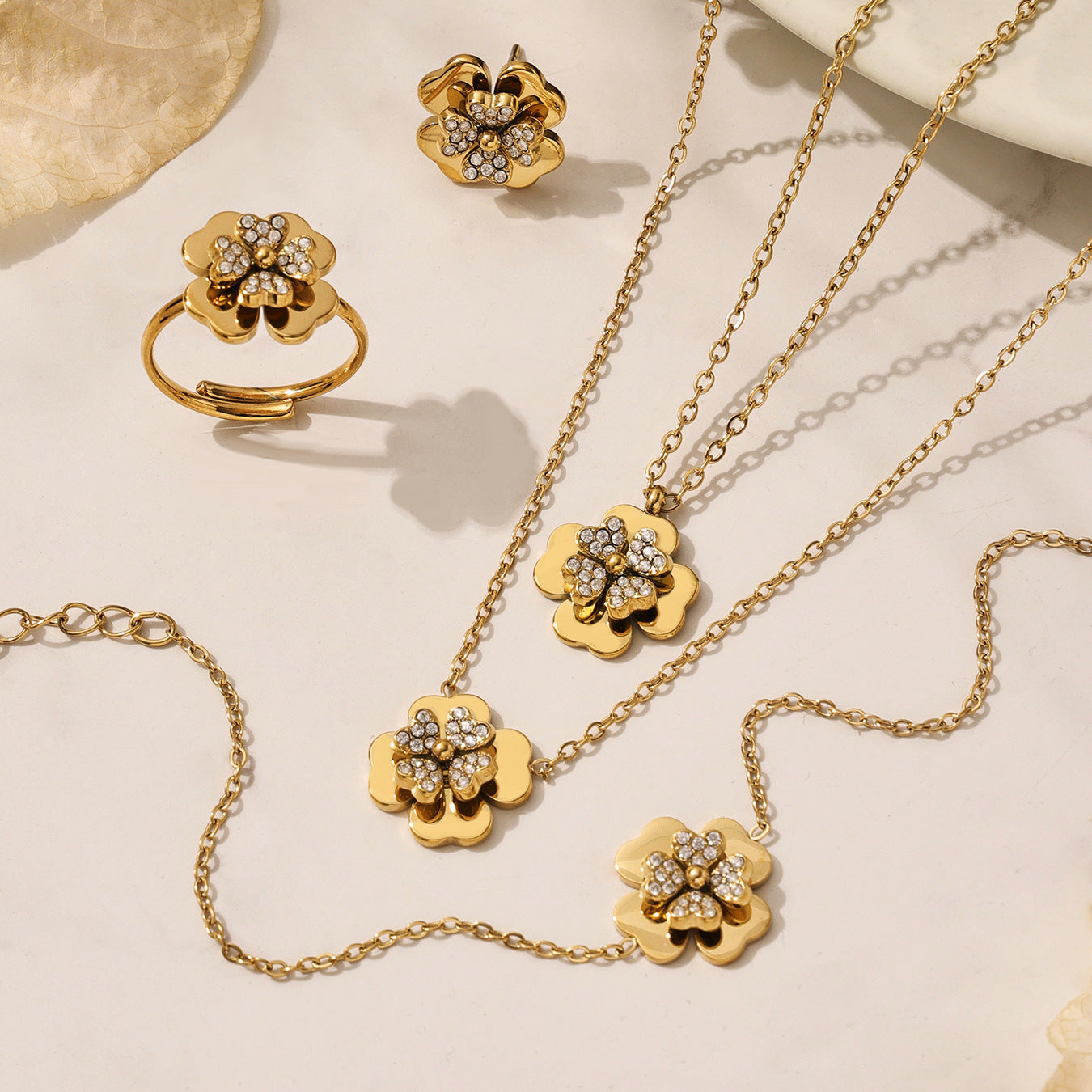 Mystery Stainless Steel Three Dimensional Five Leaf Clover Zircon Pendant Necklace 18k Gold Plated Bamboo Chain European
