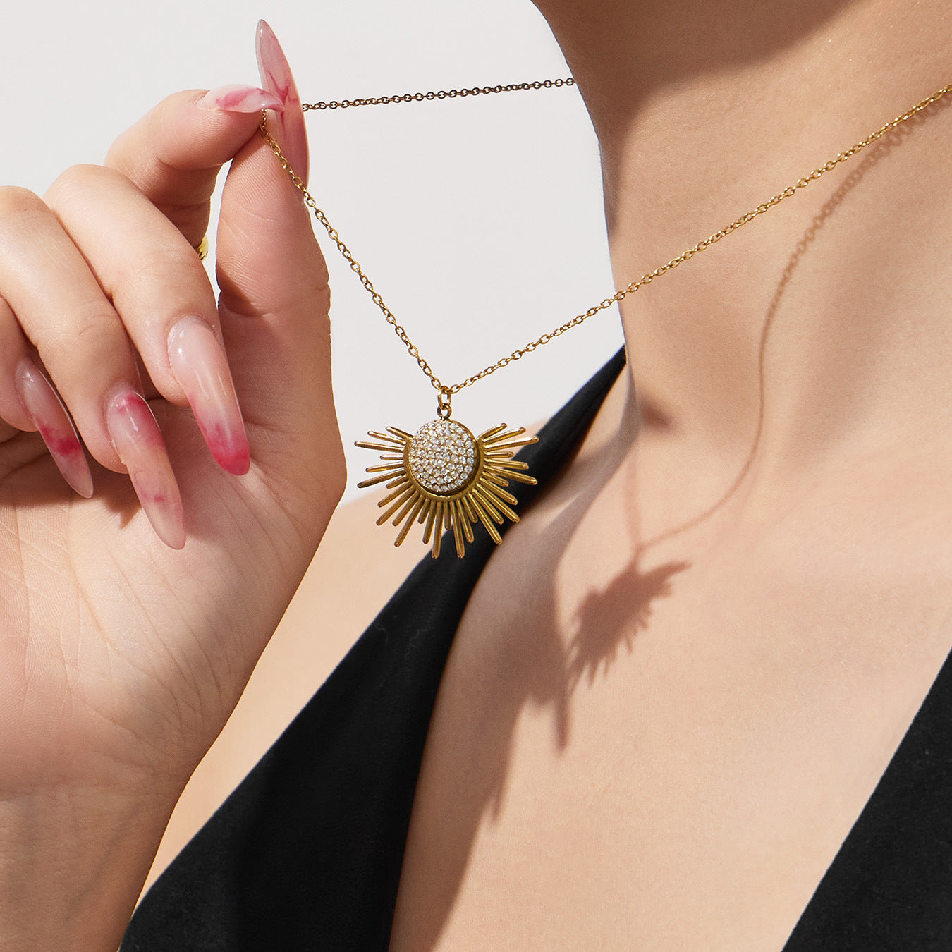 Fashion PVD Gold Plated Sun Necklace for Women Elegant Zirconia Stainless Steel Chain Minimalist Daily Wear Jewelry Gift