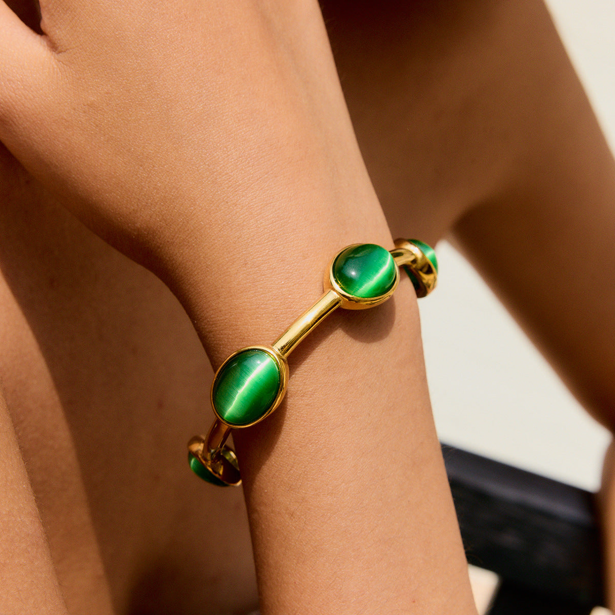 Customizable 18K Gold PVD Plated Stainless Steel Cuff Bracelets Fashionable Green Gemstone Bangles for Women