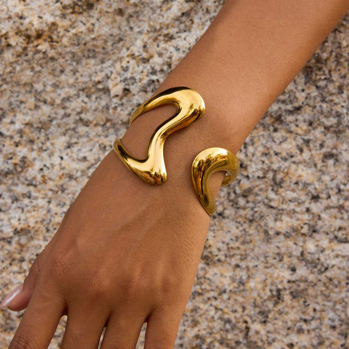 Customizable 18K Gold PVD Plated Stainless Steel Fashion Cuff Bracelets Bangles for Men and Women