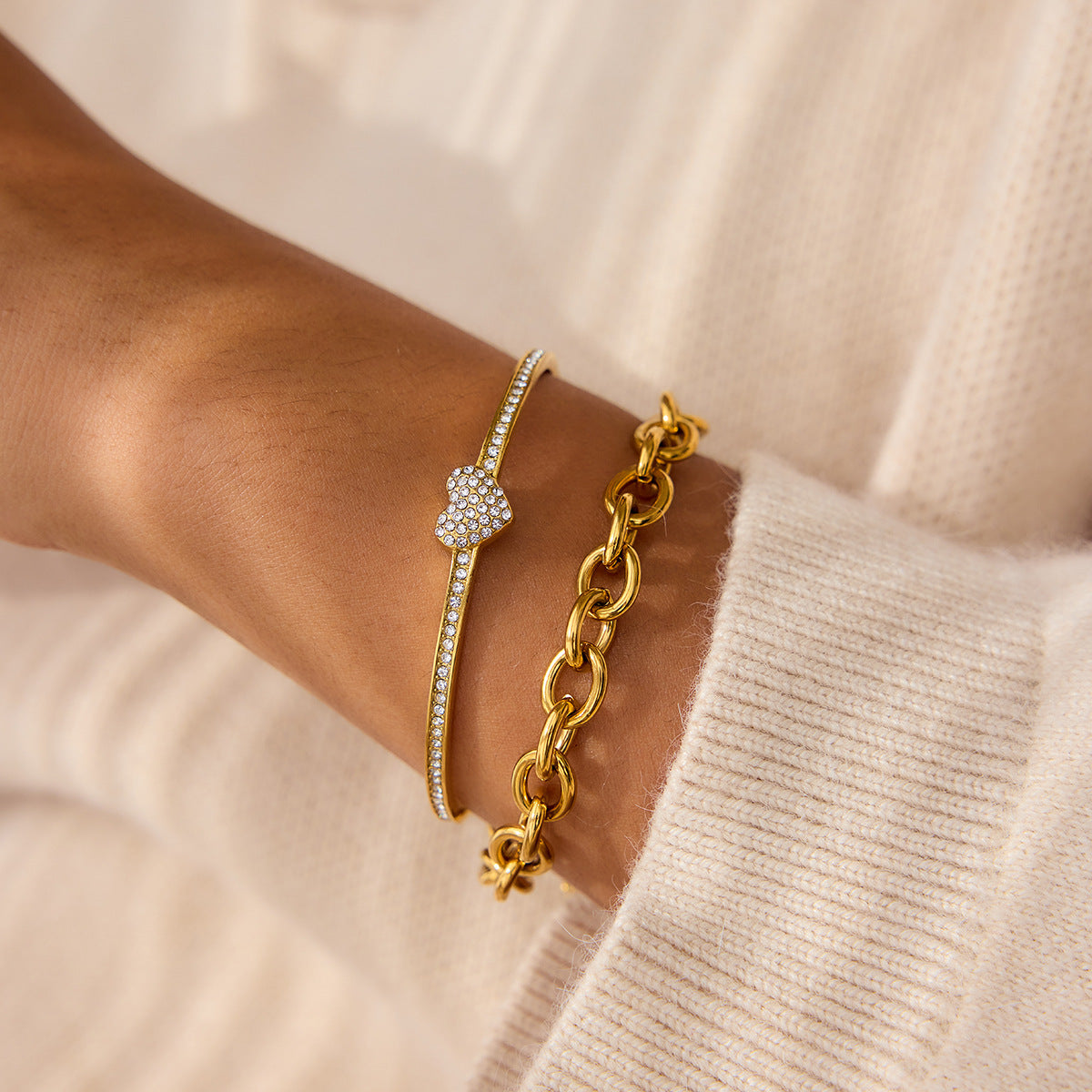 Customizable Cute 18K Gold PVD Plated Stainless Steel White Zircon Heart Design Cuff Open Bracelets Fashionable Bangles for Gift
